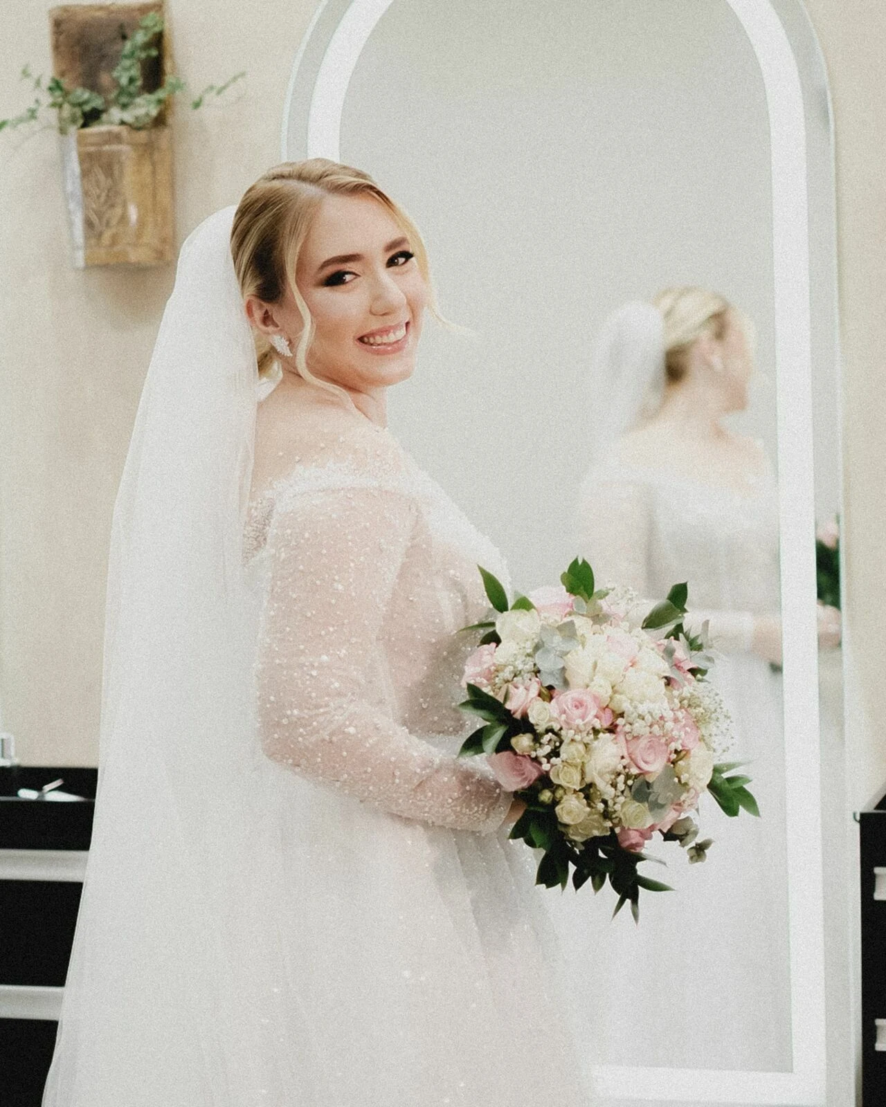A delicadeza da noiva, do vestido e do buquê nos preparativos do casamento