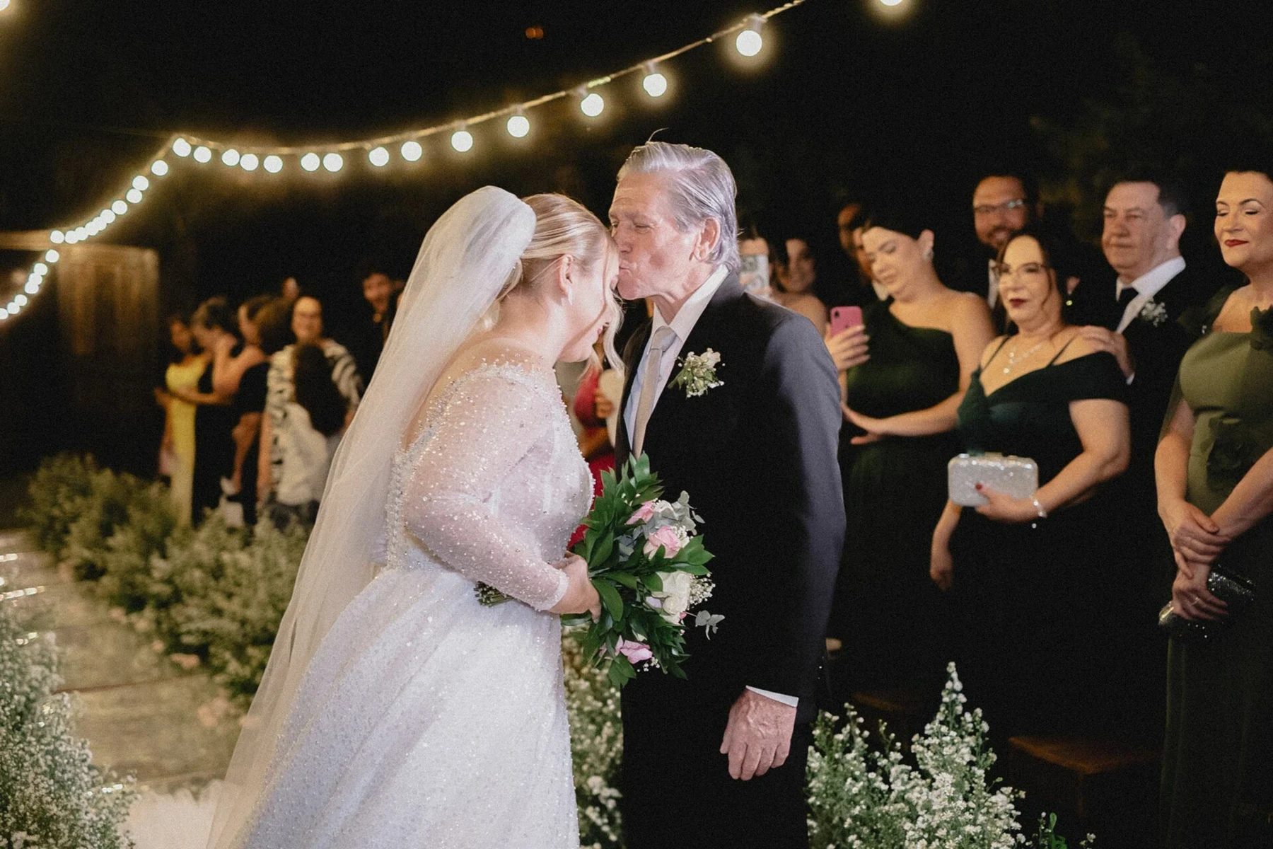 Um abraço emocionado durante a celebração do casamento