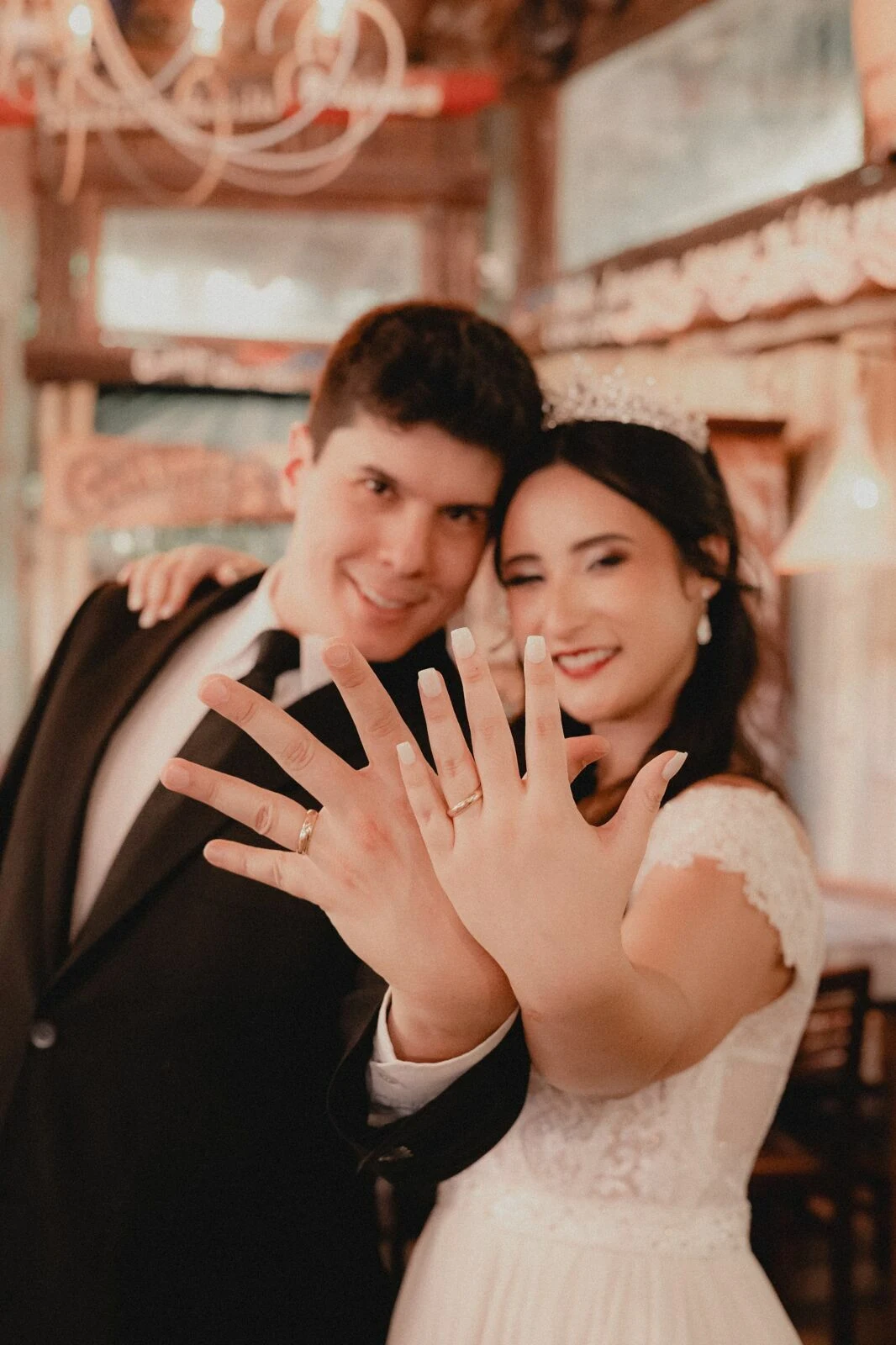 O casal mostra suas alianças após a cerimônia