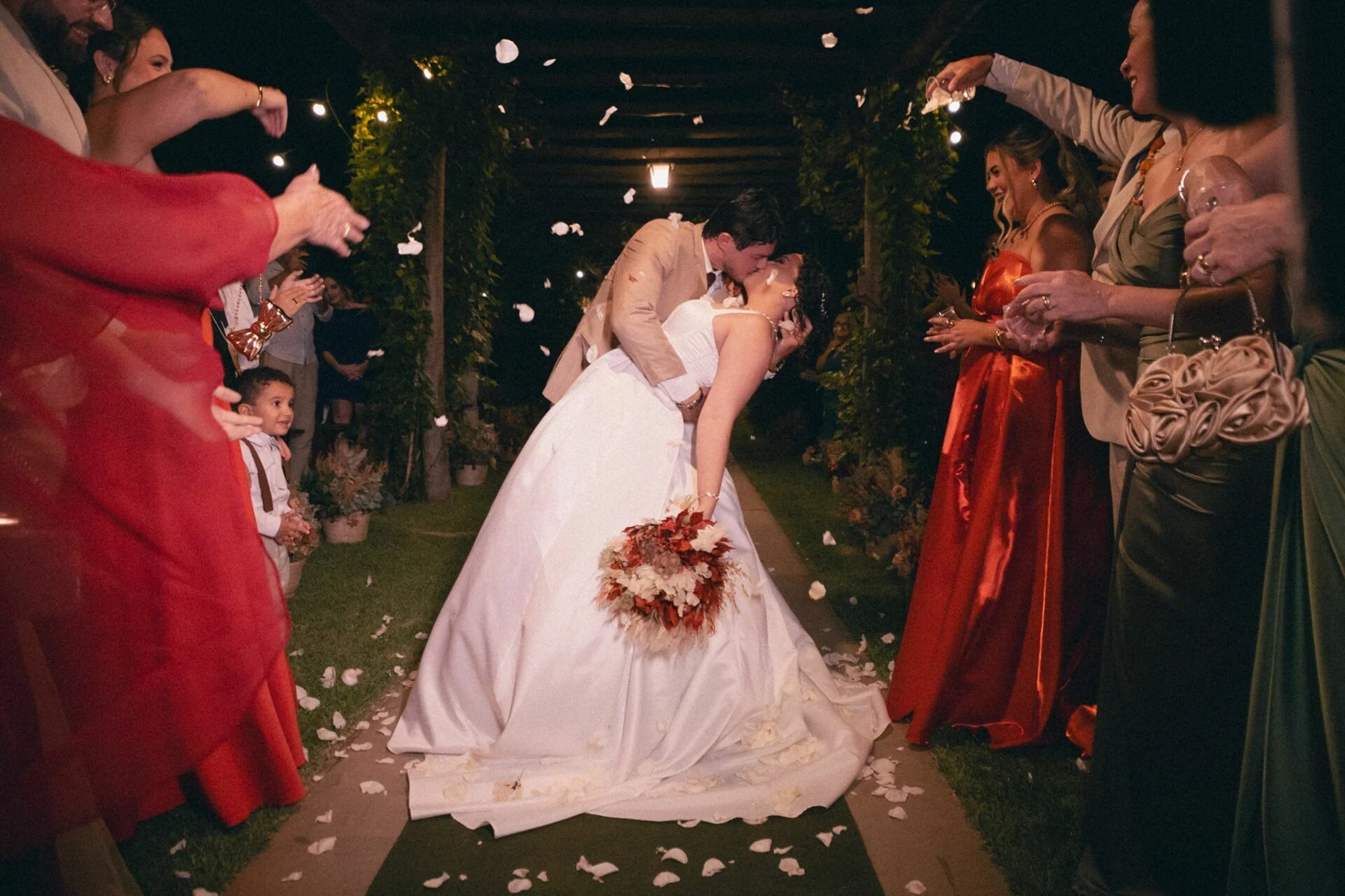A celebração do casal com familiares e convidados
