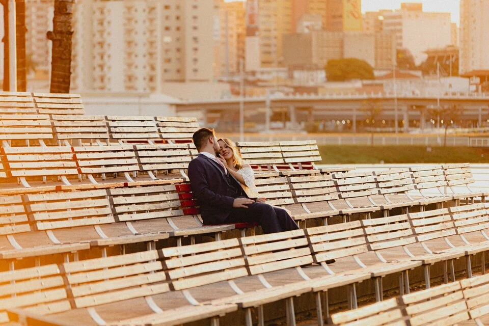 O casal em um encontro de pré-wedding ao pôr do sol